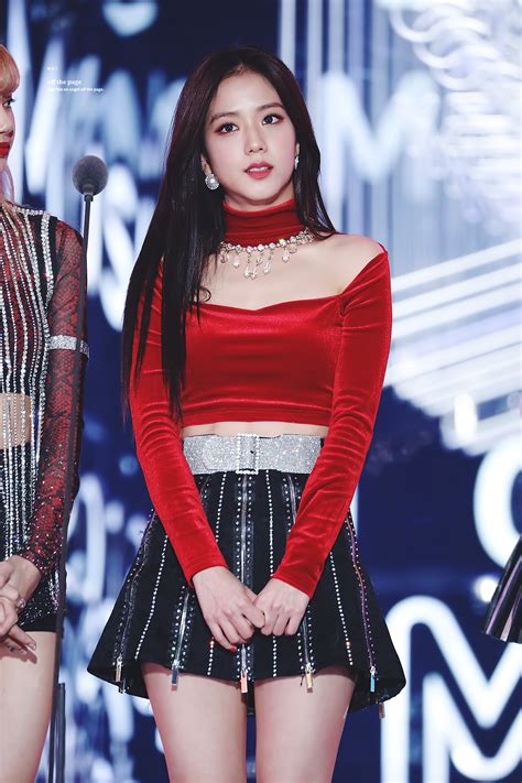 jisoo iconic outfits.